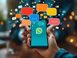 Diverse handen houden kleurrijke spraakballonnen boven smartphone met WhatsApp voor meertalige werkplaatscommunicatie