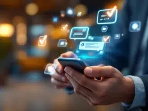 Handen houden smartphone met WhatsApp interface en holografische vinkjes die kennisoverdracht en leervoortgang weergeven