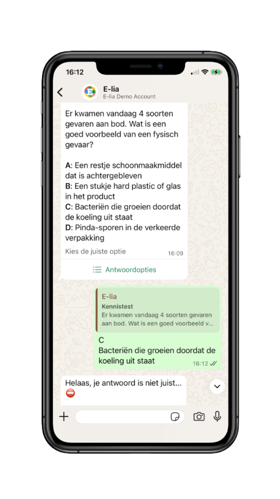 Smartphone mockup die de E-lia HACCP bibliotheek met meertalige trainingsmodules toont direct in WhatsApp.