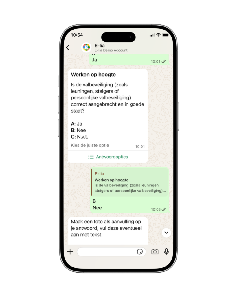 Voorbeeld van een digitaal werkplekinspectie formulier ingevuld via WhatsApp op een smartphone