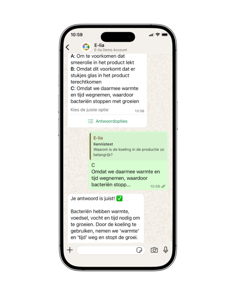 Voorbeeld van een digitale HACCP training via WhatsApp op een smartphone, met een interactieve quizvraag over koeling en bacteriën.